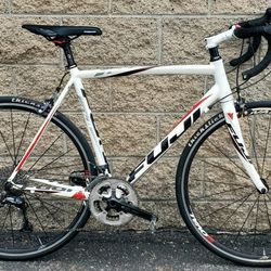 Fuji Roubaix 56cm Road Bike w Carbon Front Fork - Lightweight - Excellent Condition 