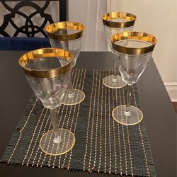 4 Wine Or Water Glasses With A gold Finish 