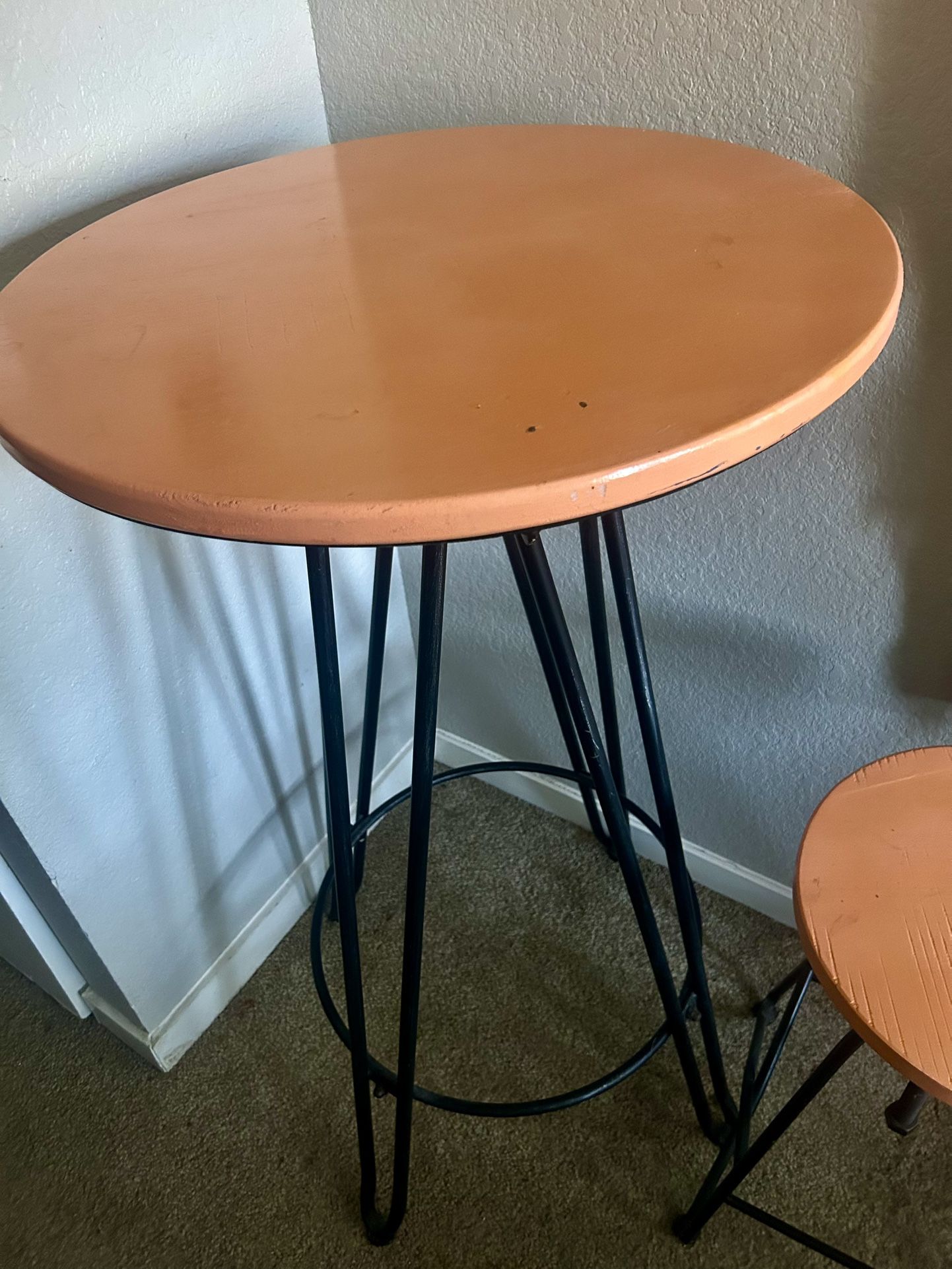 Great Bistro/Pub Style Table. 1 Stool