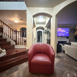 Beautiful Natuzzi Italian Leather Swivel Barrel Accent Chair In Excellent Condition 