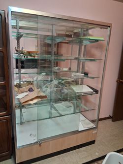 Glass retail display case 48×72 lighted