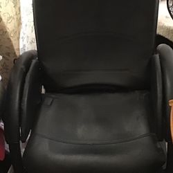 Electric massage chair manual recliner with remote. Must be able to pick up.