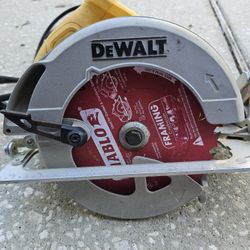 DEWALT 7-1/4” Corded Circular Saw – Works Great