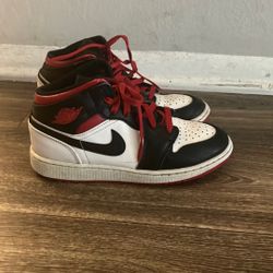 Jordan 1 Mid Gym Red Black Toe 