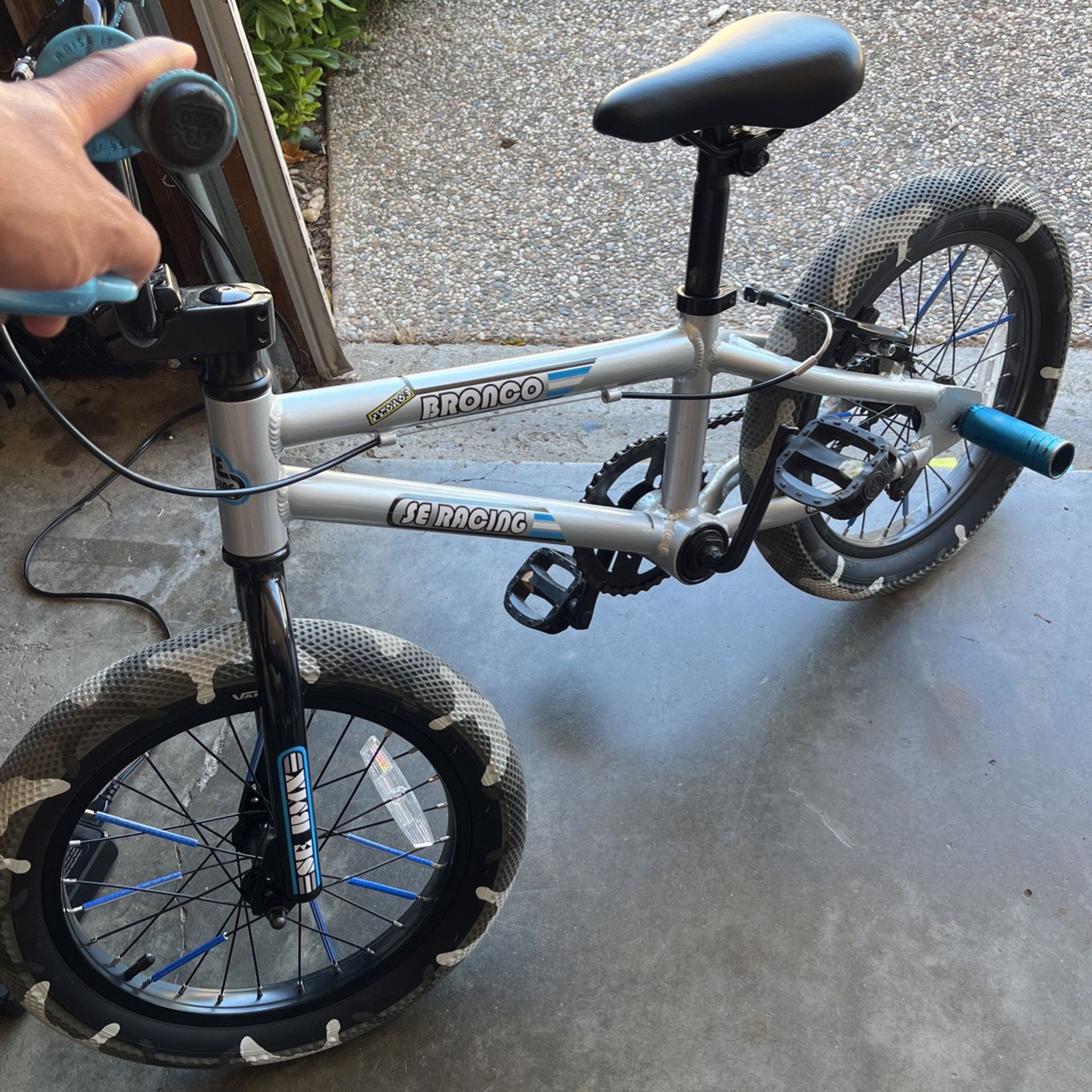 SE Bronco 16” / SE Grips / SE Pegs/ Vans/ Cult Tires