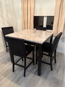 Table with 4 chairs