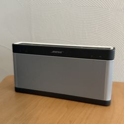 BOSE SOUNDLINK III 3 - LIKE NEW CONDITION W/ OEM CHARGER