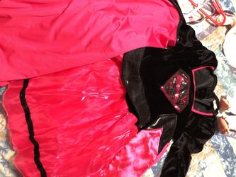 Girls costume size 6/7 with cape and arm guard