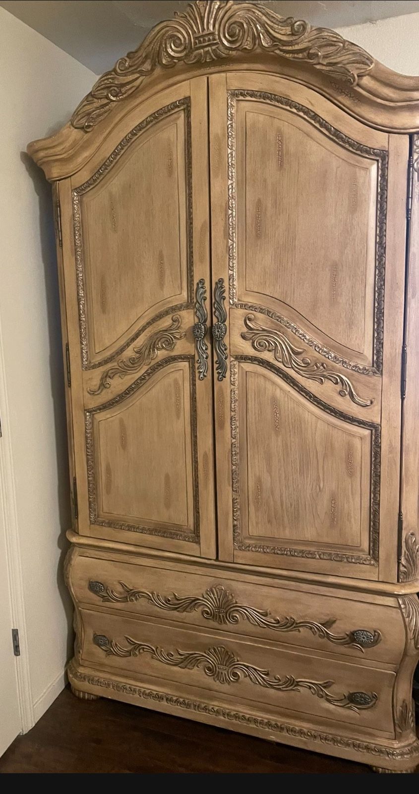 Elegant armoire in great condition 7 ft tall center 3 ft with