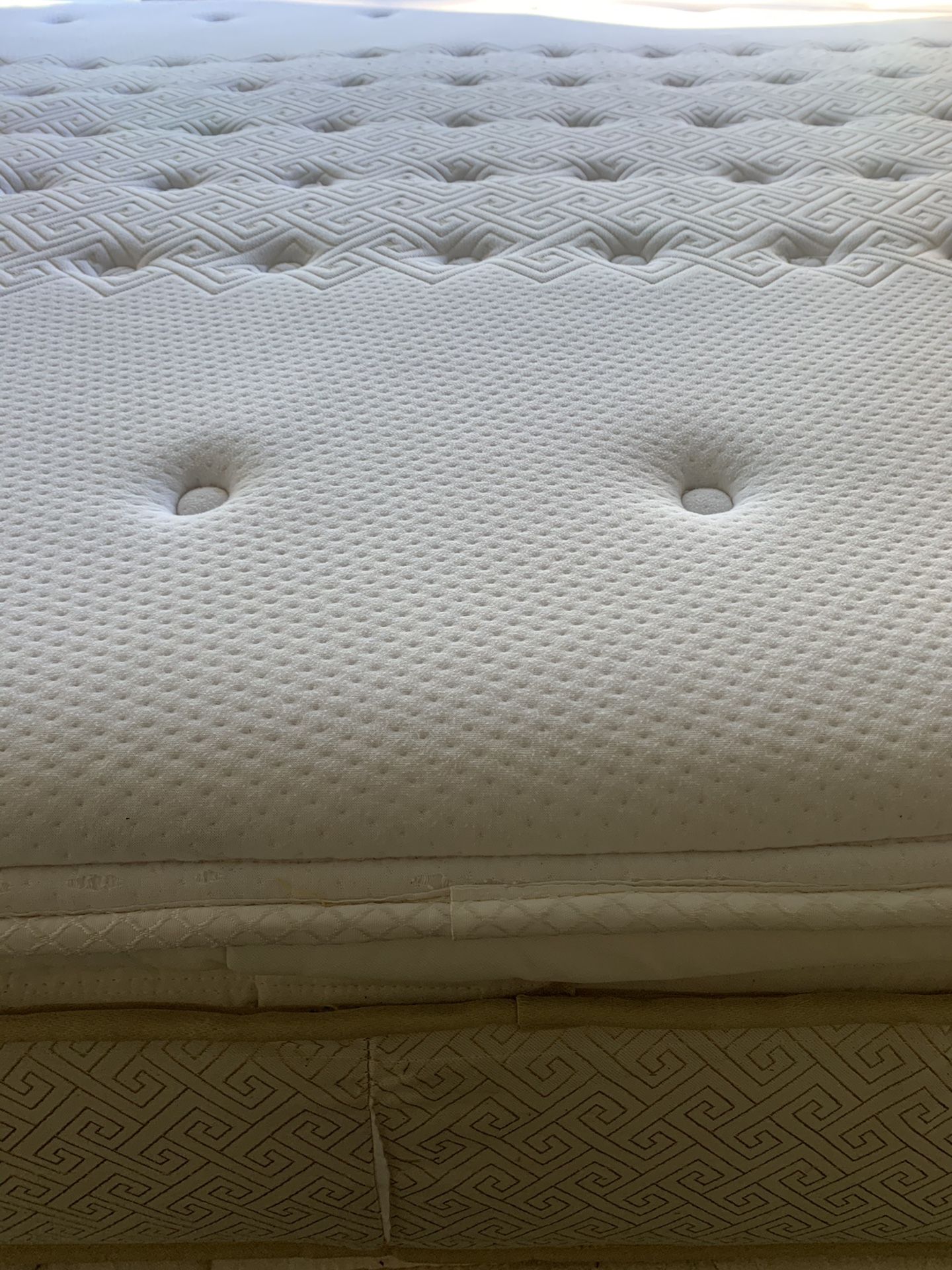 King size mattress and box spring very good condition posturepedic Free Delivery 🚚