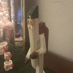 🎄 Hand-Painted Wooden Santa – Vintage Folk Art Holiday Decor