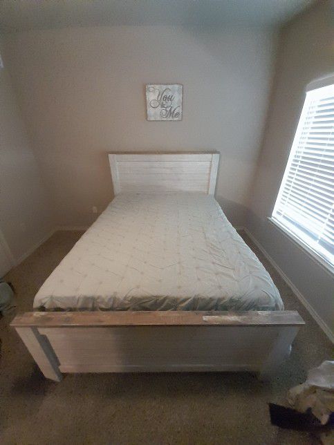 Willowton Bed By Ashley Furniture, LLC (Queen Size Bed)