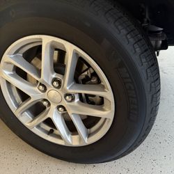 2024 Jeep Grand Cherokee Rims and Tires OEM Original Alloy Wheel and Tire 18’’