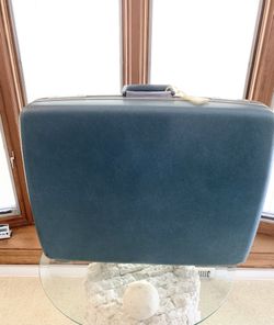 Suitcase Luggage Samsonite Royal Traveler Medalist  25”wide x 20”tall x 7”deep HARDSHELL