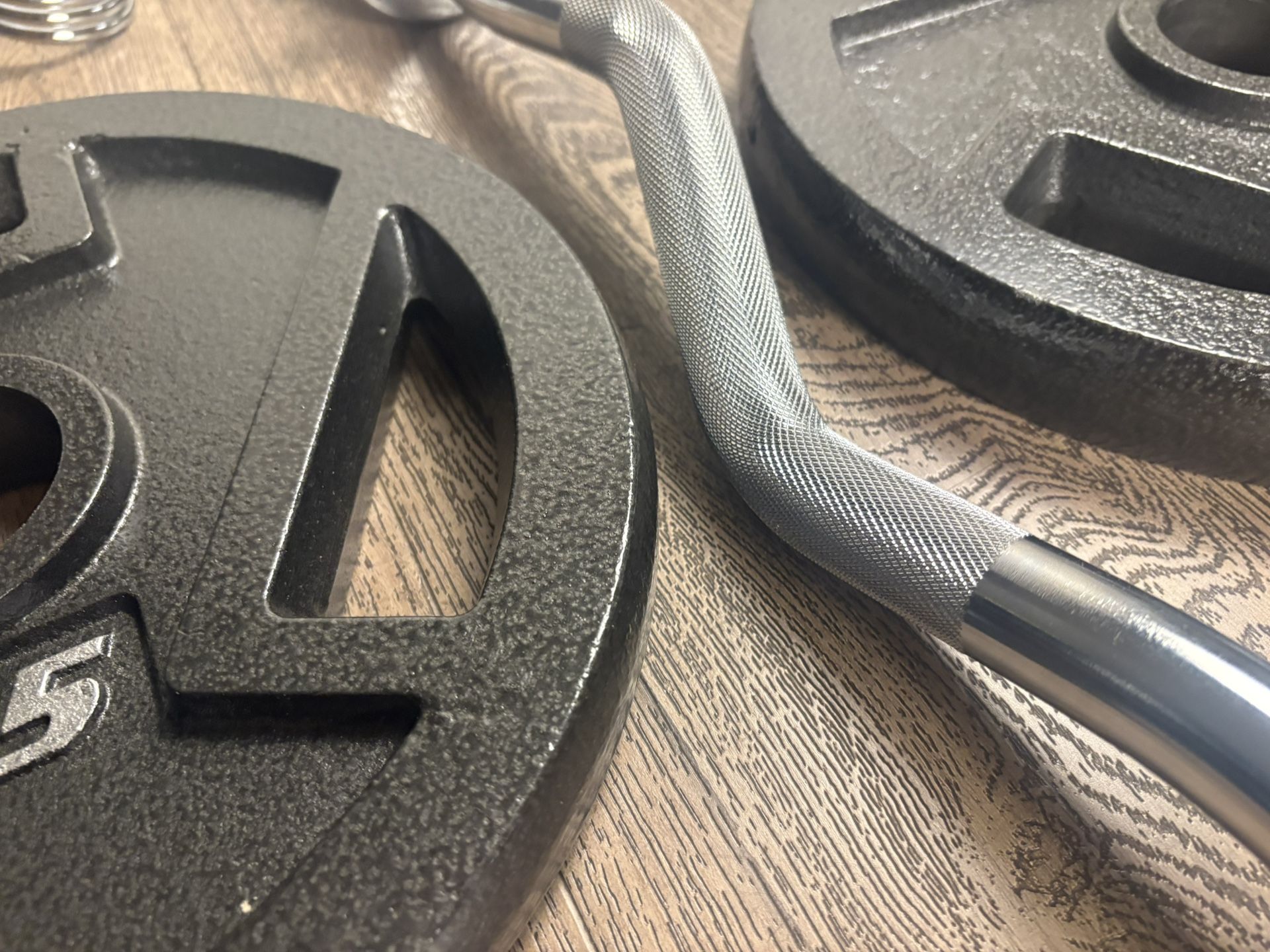 Beautiful BRAND NEW Curl Bar With Pair Of 25s And 10s 