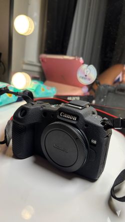 Canon R8 Body w/Box