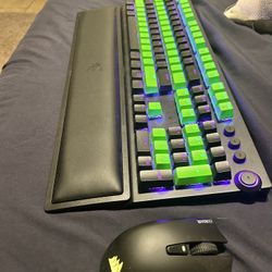 Razer Blackwidow V4 Pro & Corsair Harpoon Mouse