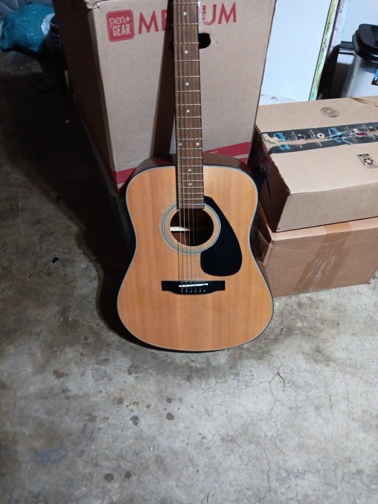 Yamaha Acoustic Guitar