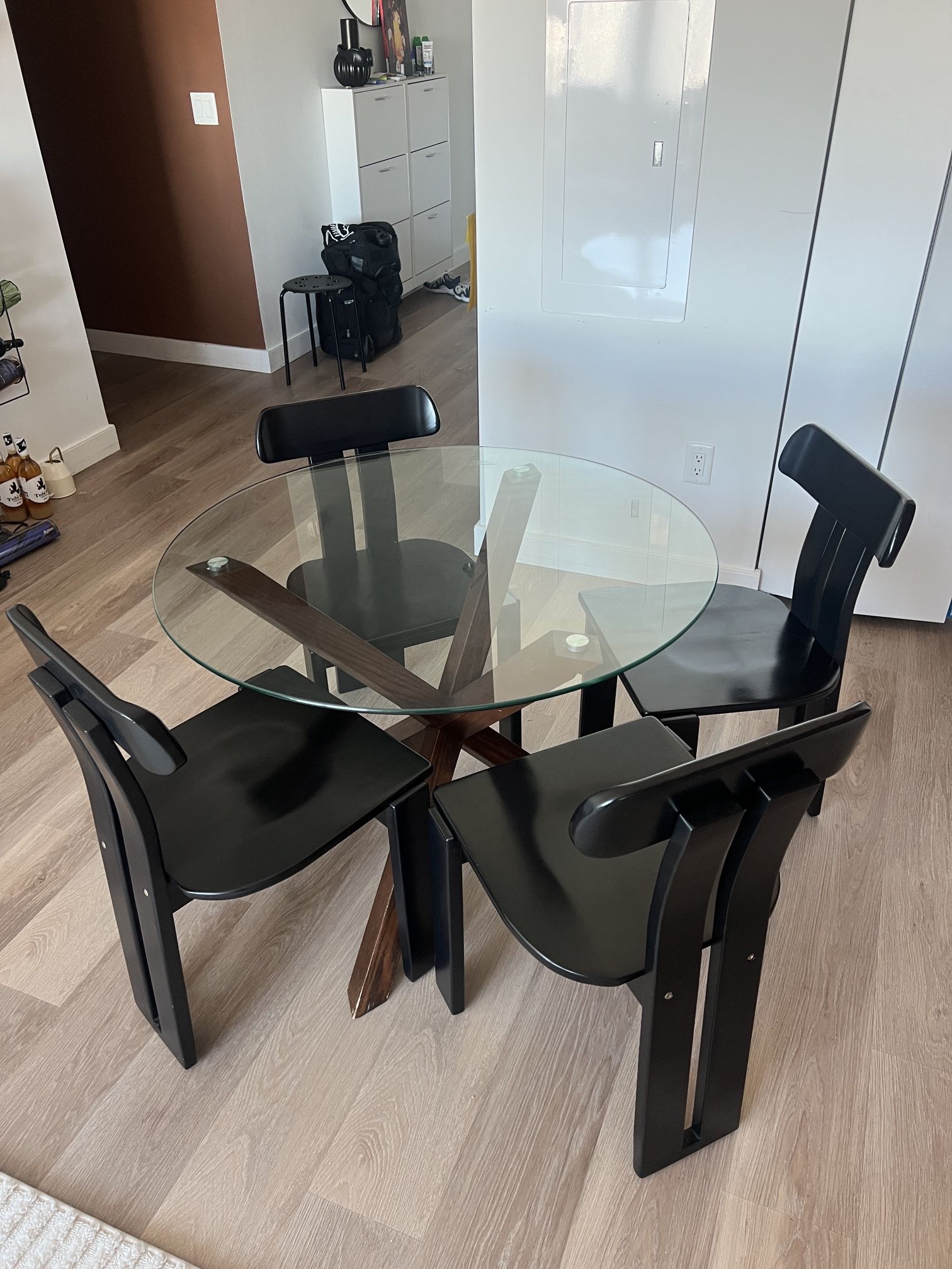 Barnett Round Dining Table With Chairs - Walnut 