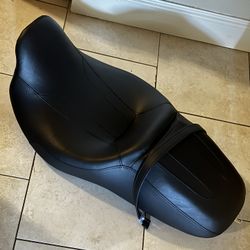 OEM Harley touring seat taken off 2021 street Glide