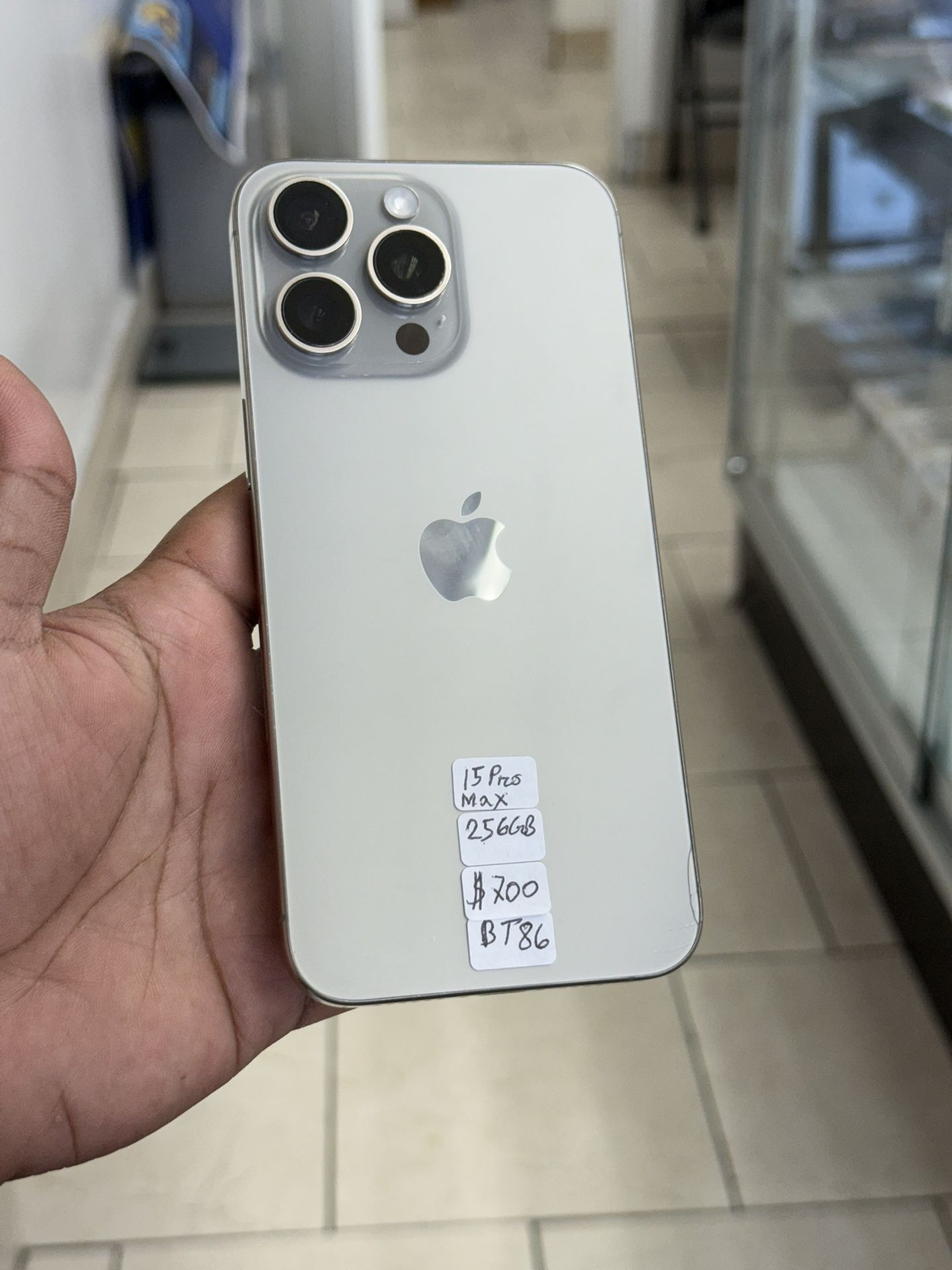iPhone 15 Pro Max 256gb Unlocked (VERY TINY CRACK On Back )