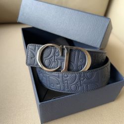 A classic versatile belt for men