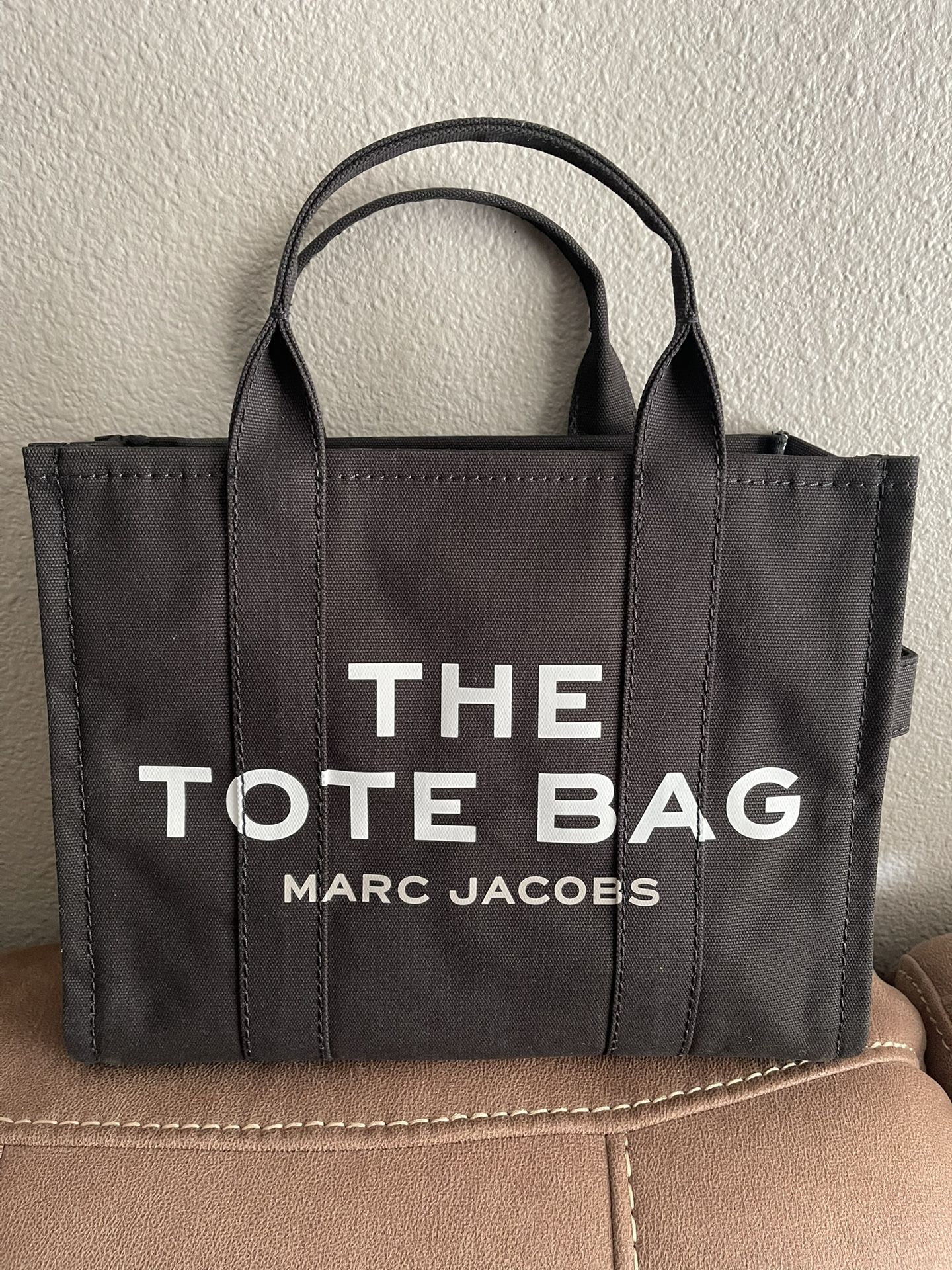 Marc Jacobs The Medium Tote Bag.