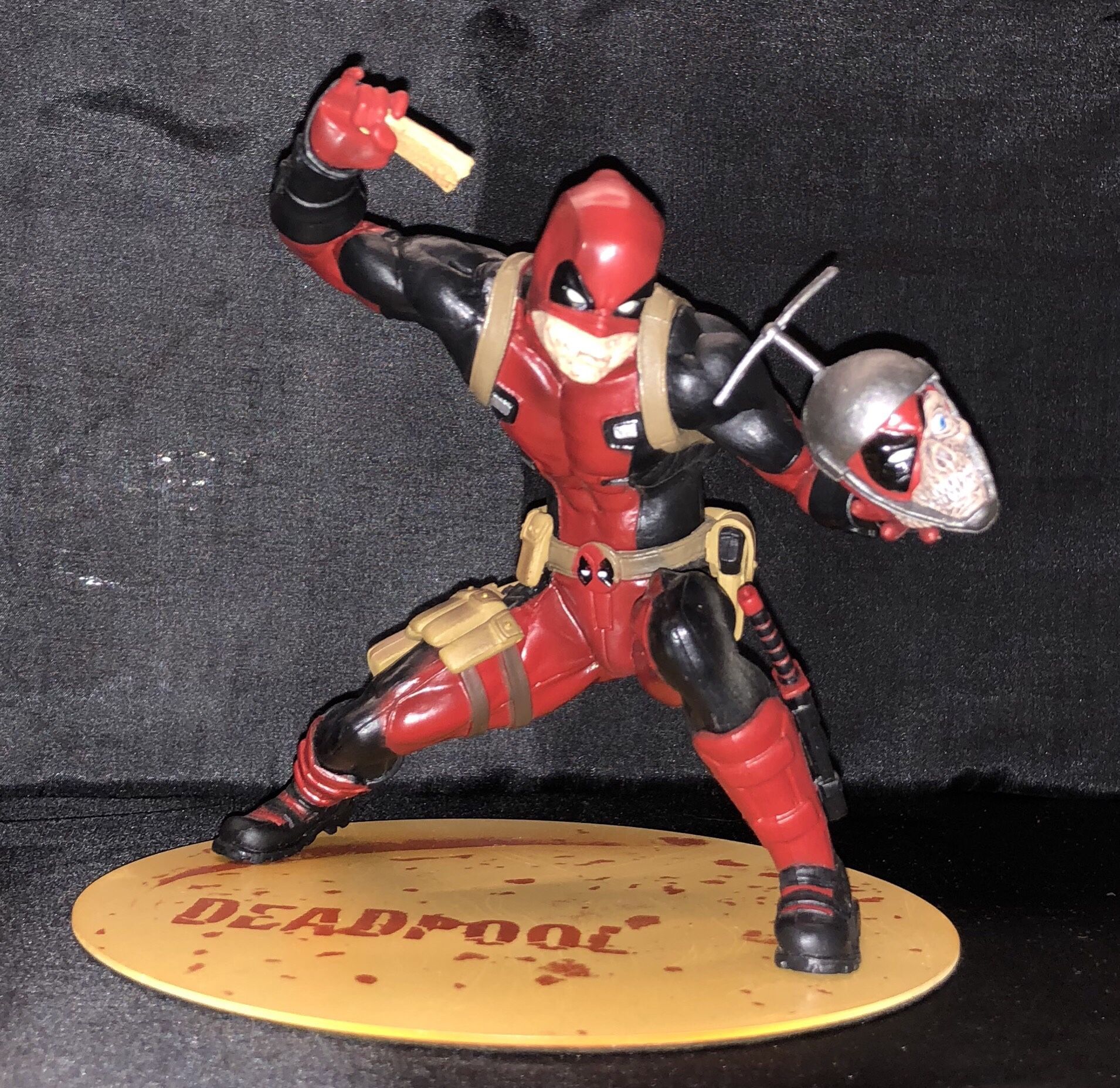 Deadpool variant artfx statue magnetic base. X-men collectible