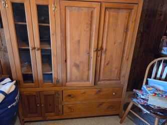 FREE TV HUTCH/ENTERTAINMENT CENTER