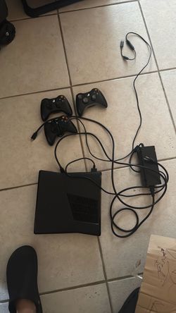 Xbox 360 used still good condition 3 controllers
