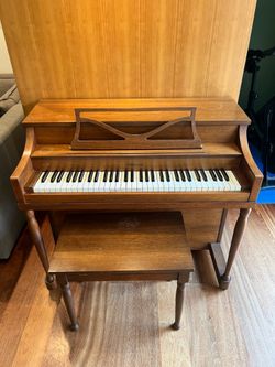 Melodigrand piano with bench