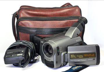 Sony Handycam Vision CCD-TRV32 Video 8 30x Digital Zoom Camcorder w/ Battery, Charger, Strap & Bag