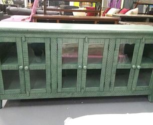 70 "×19×32h Tv stand in a rustic antique finish