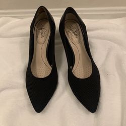 Lifestride black pumps with pointed toe and woven knit women’s US Size 9 