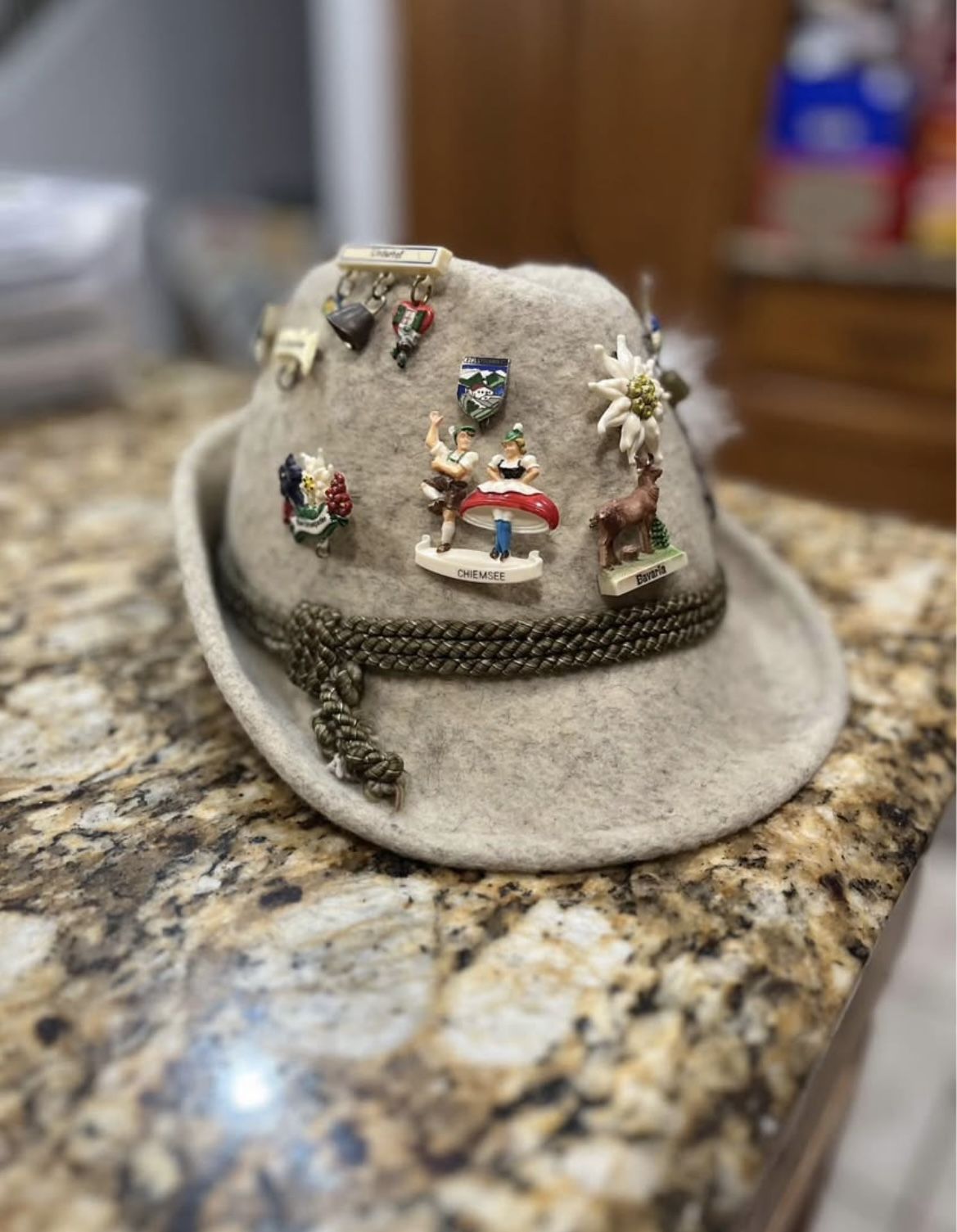 1930'S - 1950's FRITZ MAYR INNSBRUCK BOZEN AUSTRIA HAT WITH 12 TOURIST PINS
