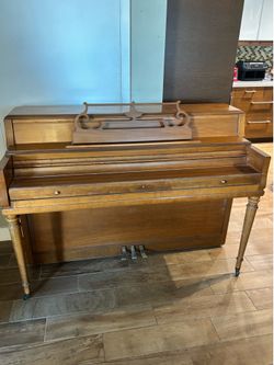 Upright Console Piano