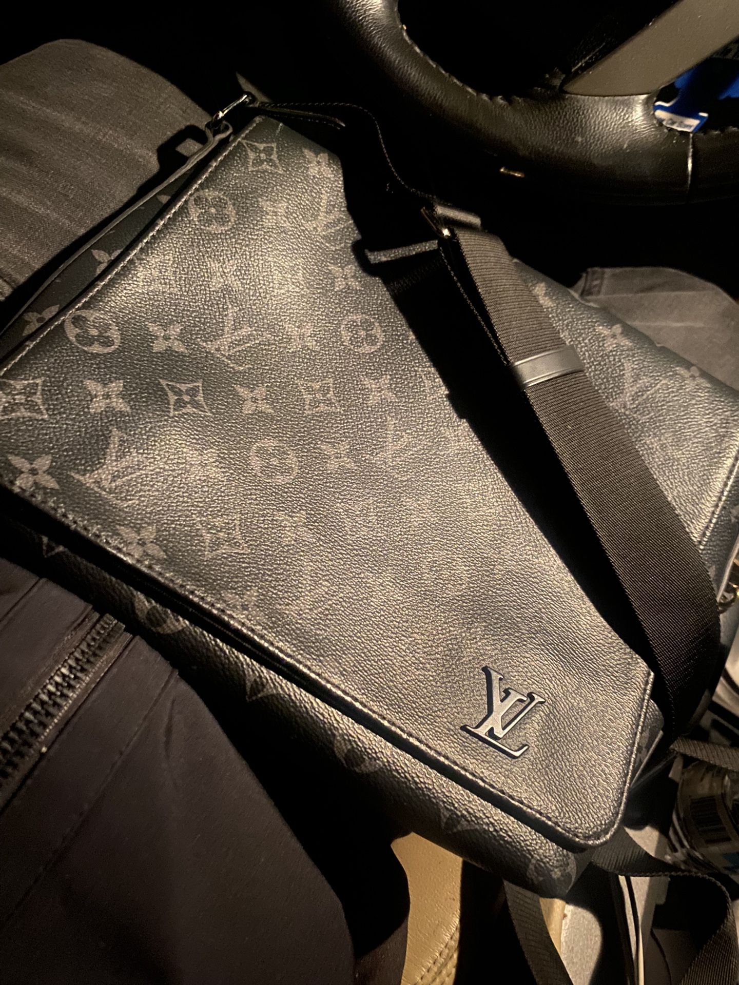 LV Louis Vuitton , Obsidian black/ ostrich gray messenger Bag