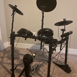 Alesis Nitro Mesh Kit - Electric Drum Set with Quiet Mesh Drum Pads, Kick Pedal and Rubber Kick Drum, 40 Kits, 385 Sounds