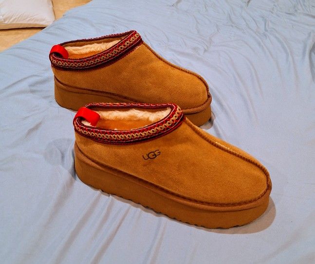 UGG Tasman, Size 9, New Never Worn 