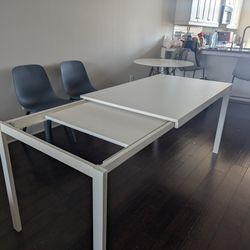 White dining table (Extendable)
