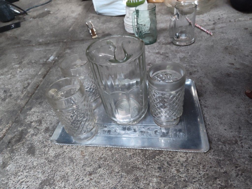 Tasas Y Jarra Para El Agua