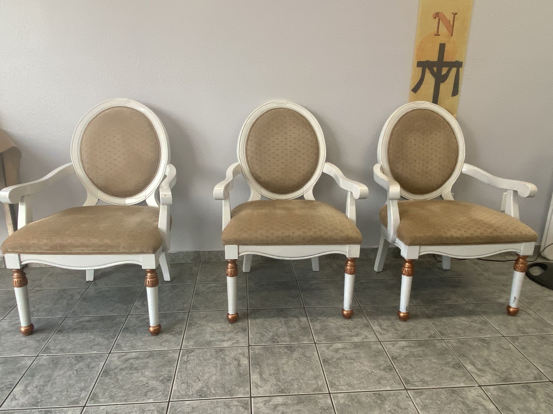 3 Beautiful Chairs ( 3 Hermosas Sillas )
