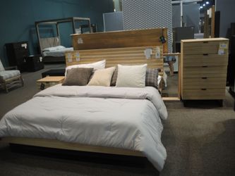 Rotta Rio King Platform Bed - Solid Hickory Wood Slat Headboard - Floor Sample