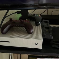 Xbox One S 500 Gb With 2 Controllers & Charging Station