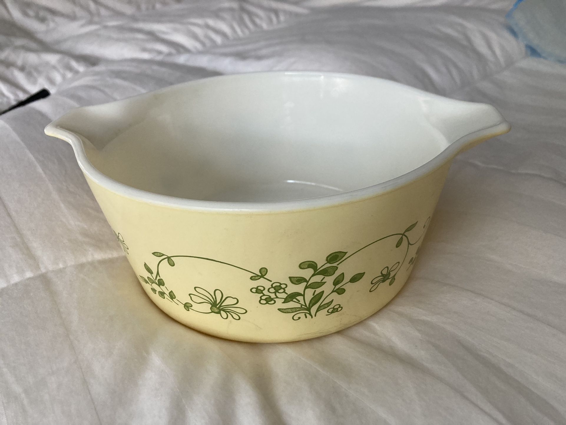 Vintage Pyrex Casarole Dish Ex Cond