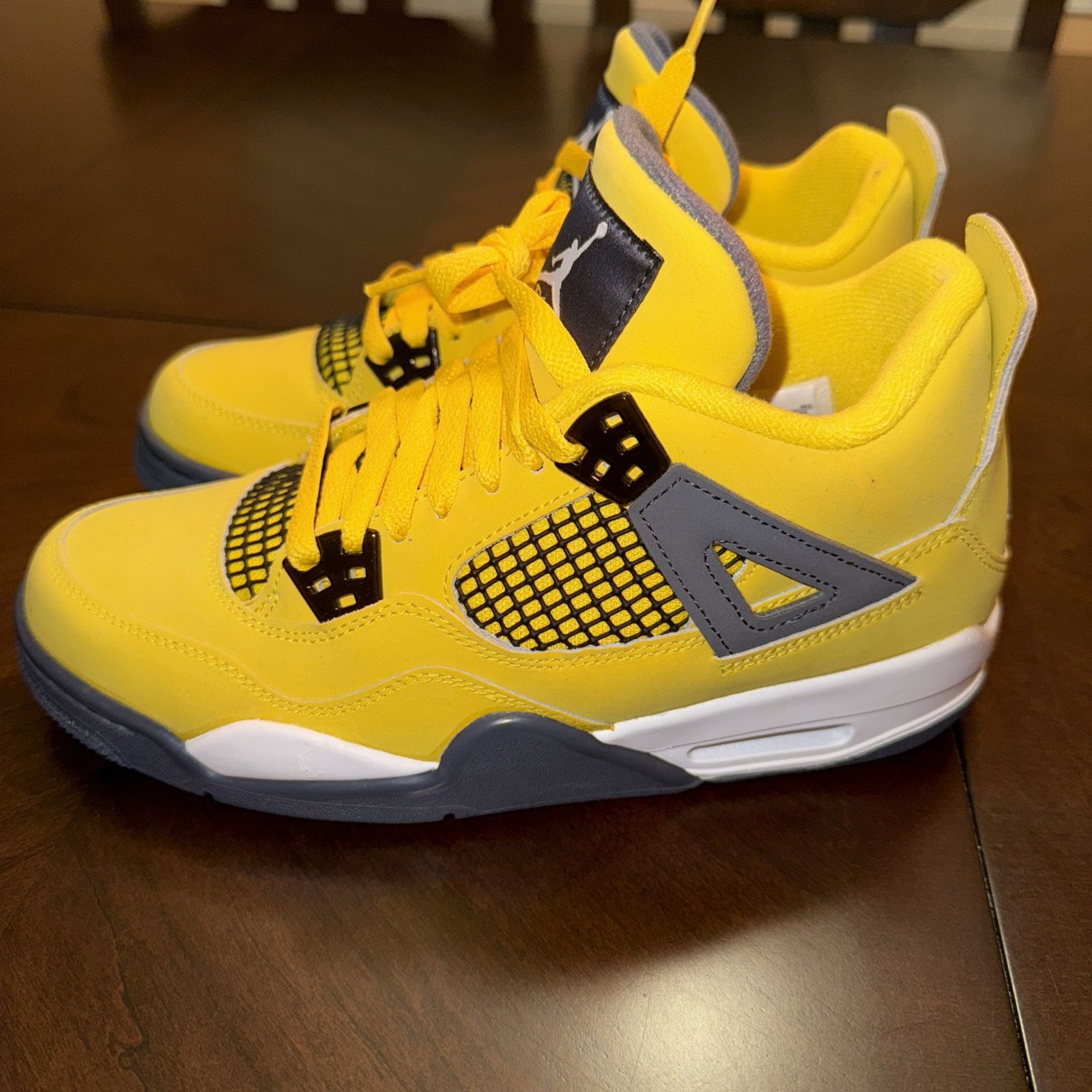 New Jordan 4 Retro Lightning Size 7Y 