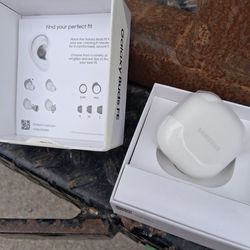 Samsung ear buds brand new never used