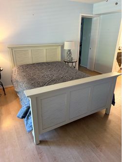 Coastal Resort Style Louvered Panel Bed in Bone