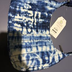 Girls blue color bag. 