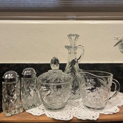 Anchor hocking condiment set with a dressing bottle 